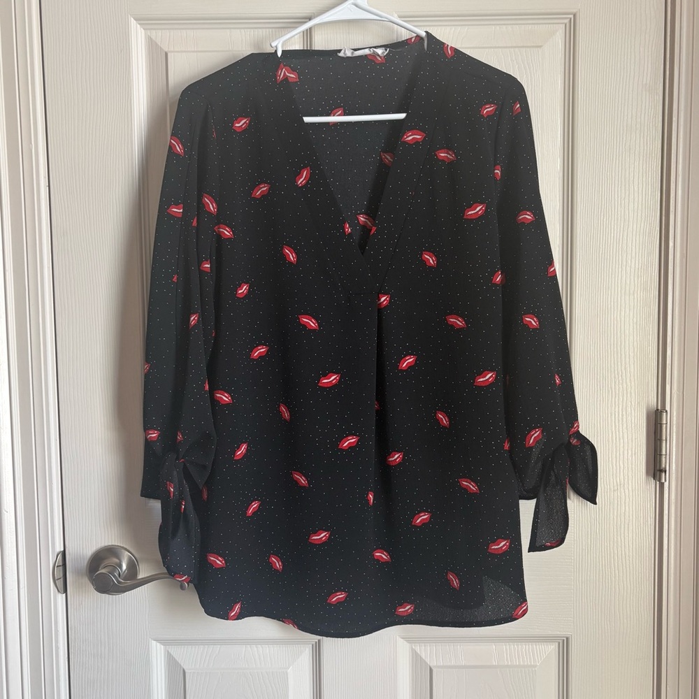 ALL IN FAVOR Lips Tie Sleeve Blouse